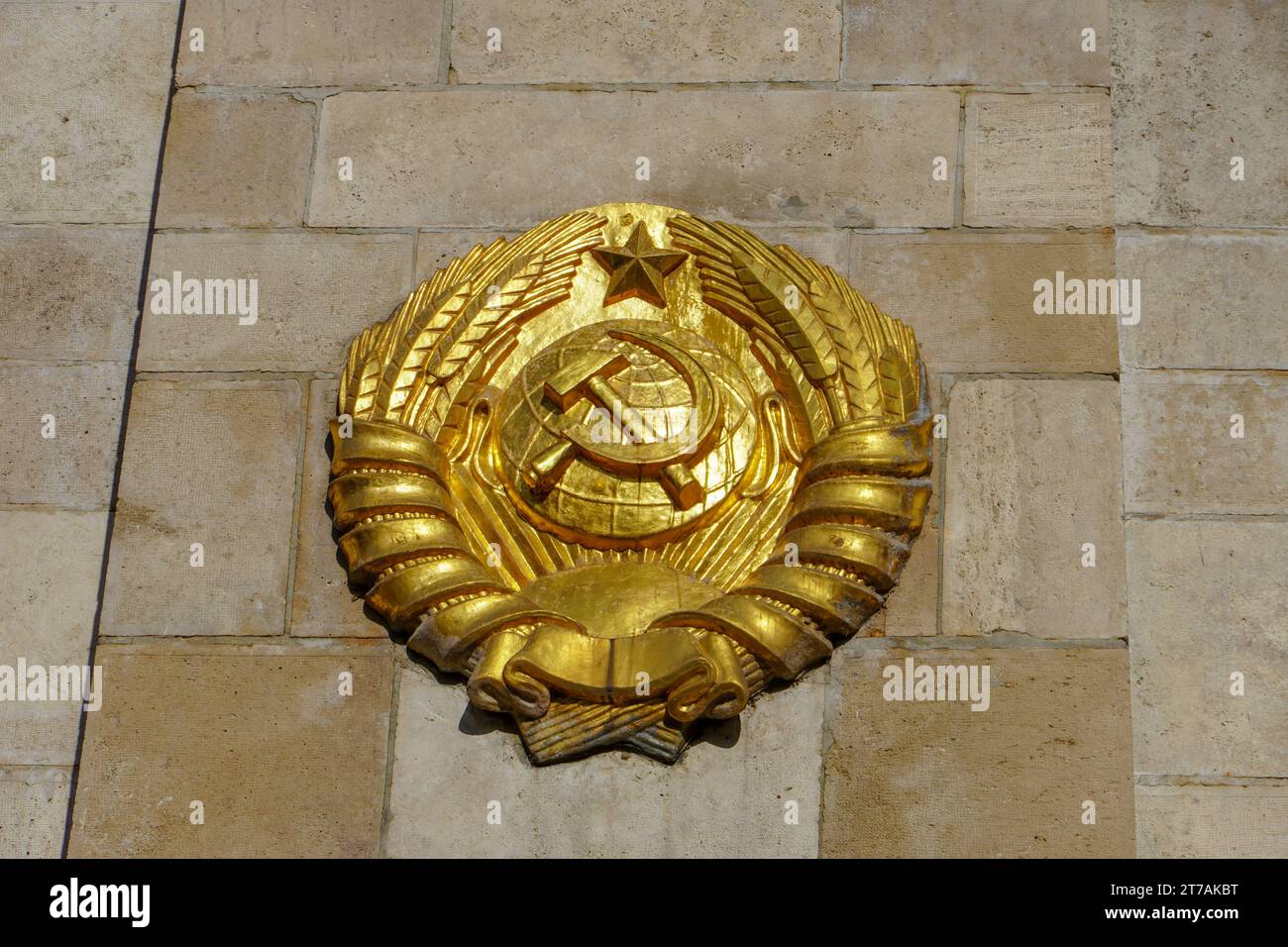 Budapest, Hongrie, 3 novembre 2023 : emblème d'État de l'ex-Union des Républiques socialistes soviétiques représentant un marteau et une faucille Banque D'Images