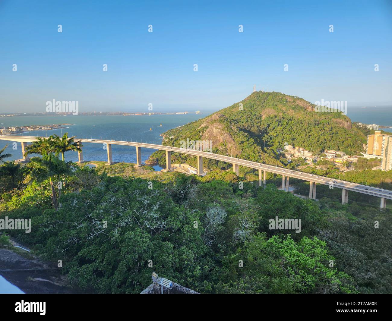 Vue sur le troisième pont qui relie Vila Velha à Vitória à Espirito Santo, Brésil. Banque D'Images