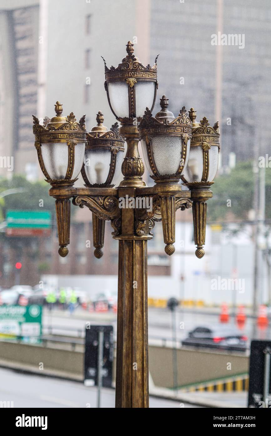 Vieux lustre dans le centre de Rio de Janeiro, Brésil. Banque D'Images