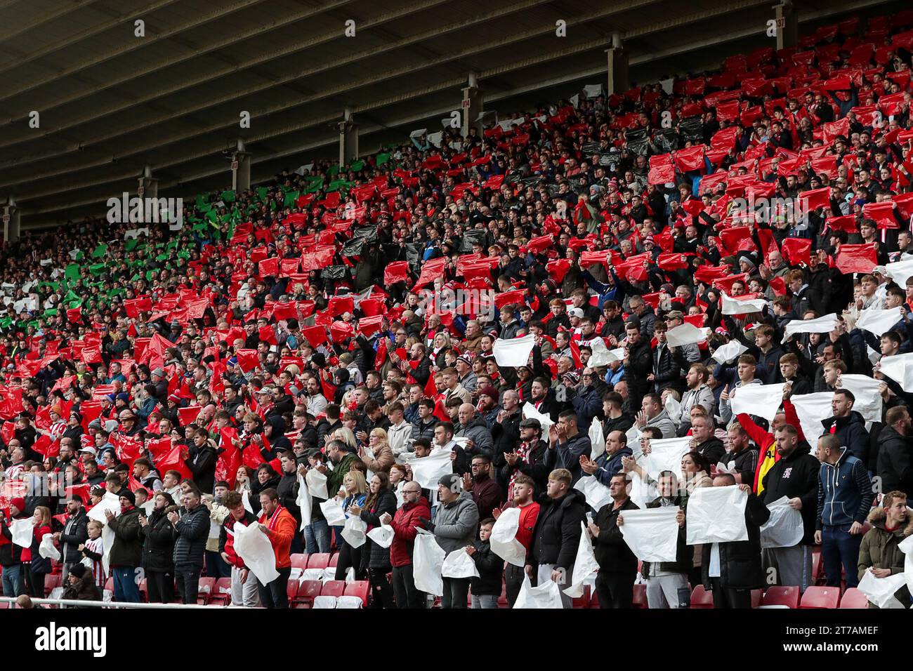 Les fans de Sunderland brandissent un coquelicot dans les tribunes - Sunderland v Birmingham City, Sky Bet Championship, Stadium of Light, Sunderland, Royaume-Uni - 11 novembre 2023 usage éditorial uniquement - des restrictions DataCo s'appliquent Banque D'Images