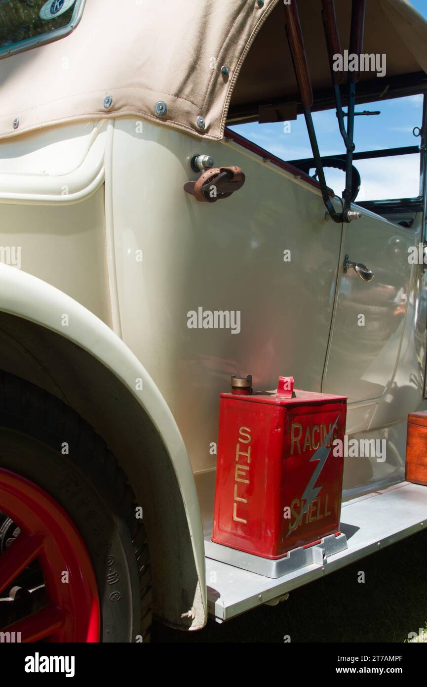 Shell Petrol CAN marqué Racing Shell fixé sur le marchepied d'une Austin 12 convertible Vintage Classic car, Christchurch Royaume-Uni Banque D'Images