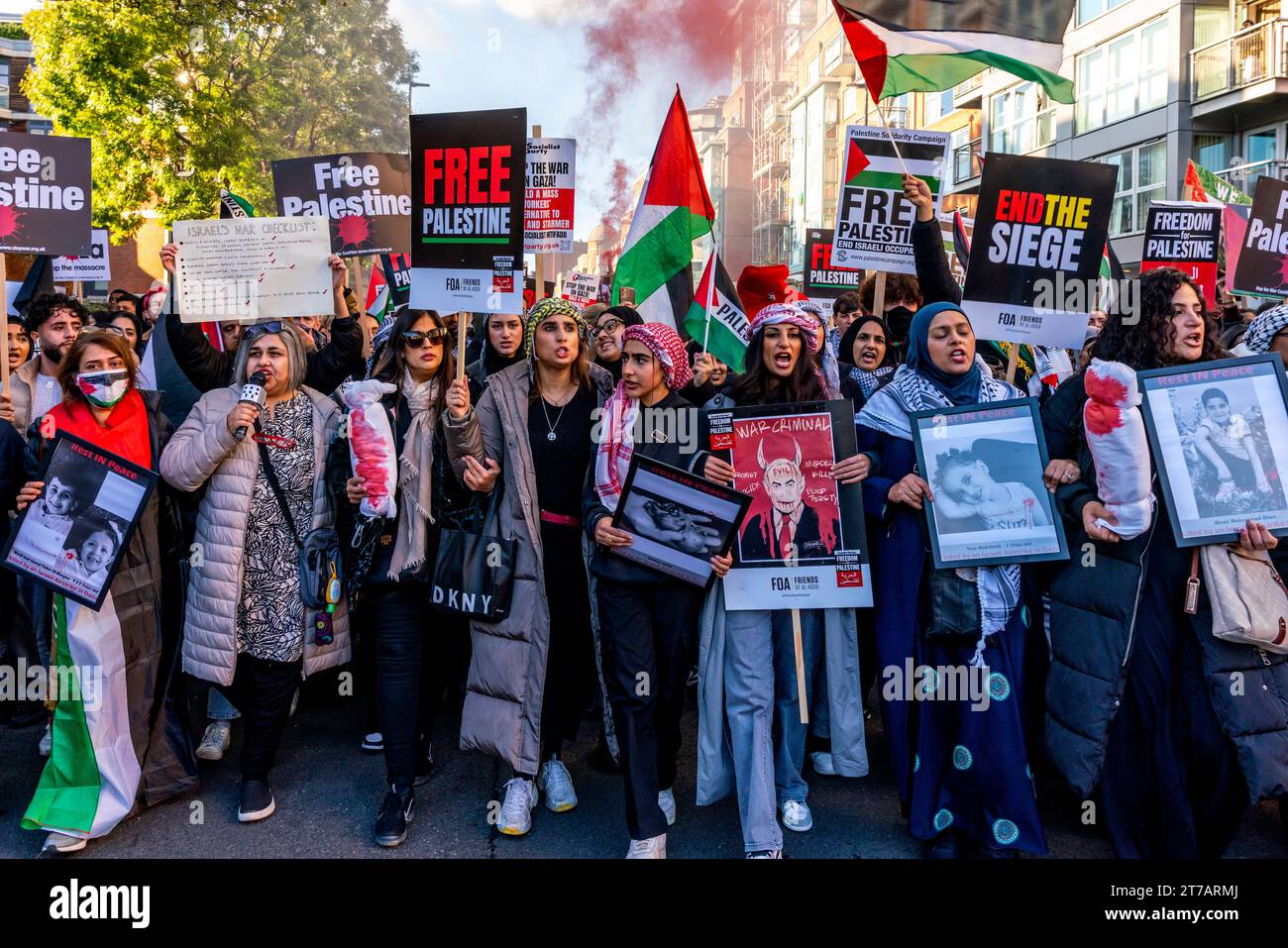 Les jeunes Britanniques appellent à Un cessez-le-feu à Gaza et à Israël pour arrêter les bombardements de la bande de Gaza lors de la Marche pour la Palestine, Londres, Royaume-Uni Banque D'Images