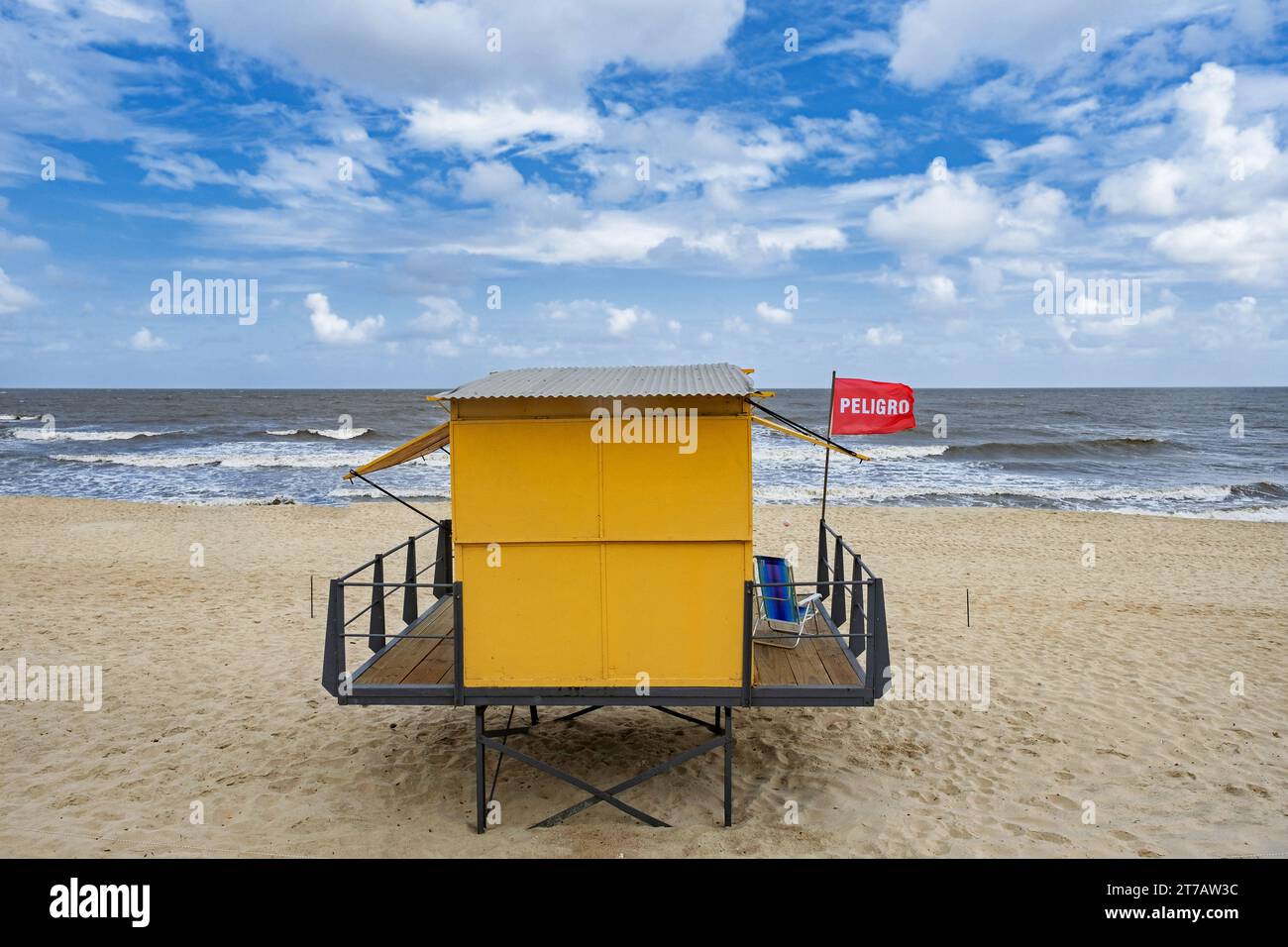 Station de sauveteur jaune sur la plage Playa Honda, front de mer Capurro de la ville Montevideo, Uruguay, Amérique du Sud Banque D'Images
