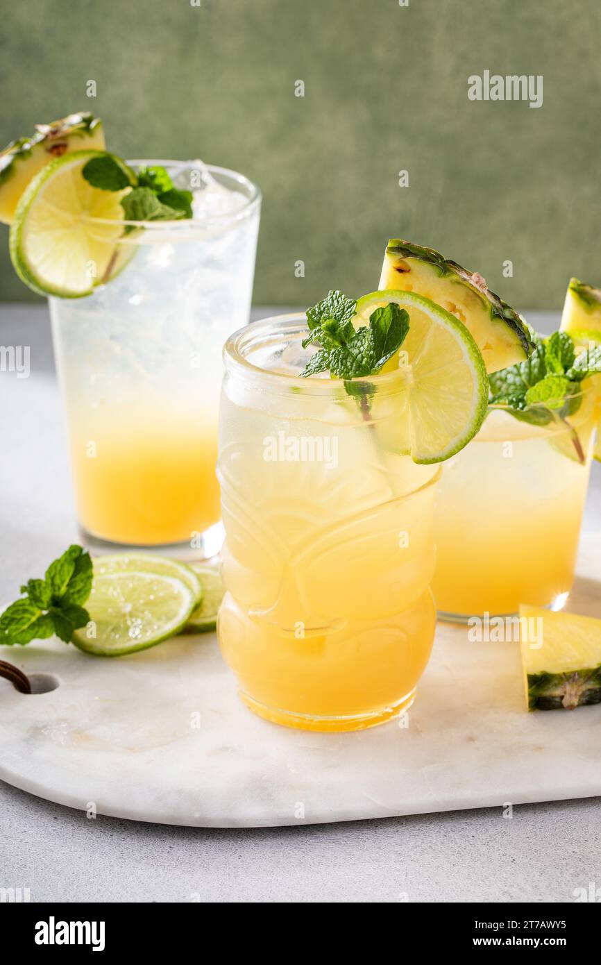 Variété de cocktails à l'ananas et au citron vert ou mocktails, mai tai, idées de boissons rafraîchissantes Banque D'Images