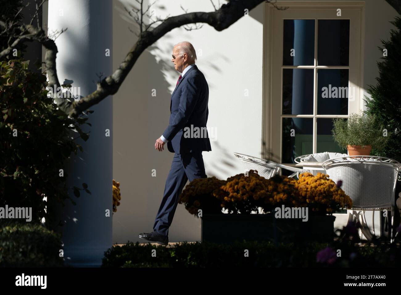 Washington, États-Unis. 14 novembre 2023. Le président Joe Biden quitte la Maison Blanche à Washington DC pour assister au sommet de la coopération économique Asie-Pacifique (APEC) à San Francisco, le mardi 14 novembre 2023. Photo de Chris Kleponis/UPI crédit : UPI/Alamy Live News Banque D'Images