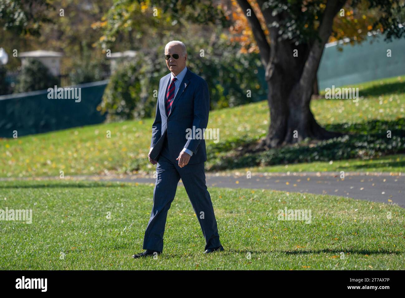 Washington, États-Unis. 14 novembre 2023. Le président Joe Biden quitte la Maison Blanche à Washington DC pour assister au sommet de la coopération économique Asie-Pacifique (APEC) à San Francisco, le mardi 14 novembre 2023. Photo de Chris Kleponis/UPI crédit : UPI/Alamy Live News Banque D'Images