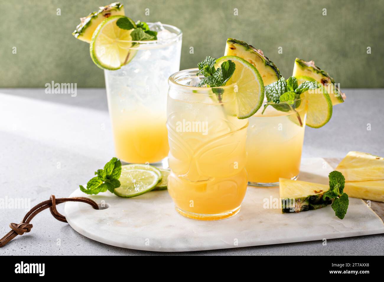 Variété de cocktails à l'ananas et au citron vert ou mocktails, mai tai, idées de boissons rafraîchissantes Banque D'Images