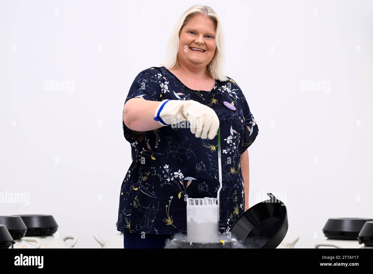 Prague, République tchèque. 14 novembre 2023. L'anglaise Louise Brown, qui a été le premier bébé au monde né il y a 45 ans grâce aux méthodes de reproduction assistée, pose lors d'une conférence de presse de la nouvelle fondation ProPlodnost sur la fertilité et la santé de la reproduction, qui a eu lieu à la clinique IVF Cube, Prague, République tchèque, le 14 novembre 2023. Crédit : Ondrej Deml/CTK photo/Alamy Live News Banque D'Images