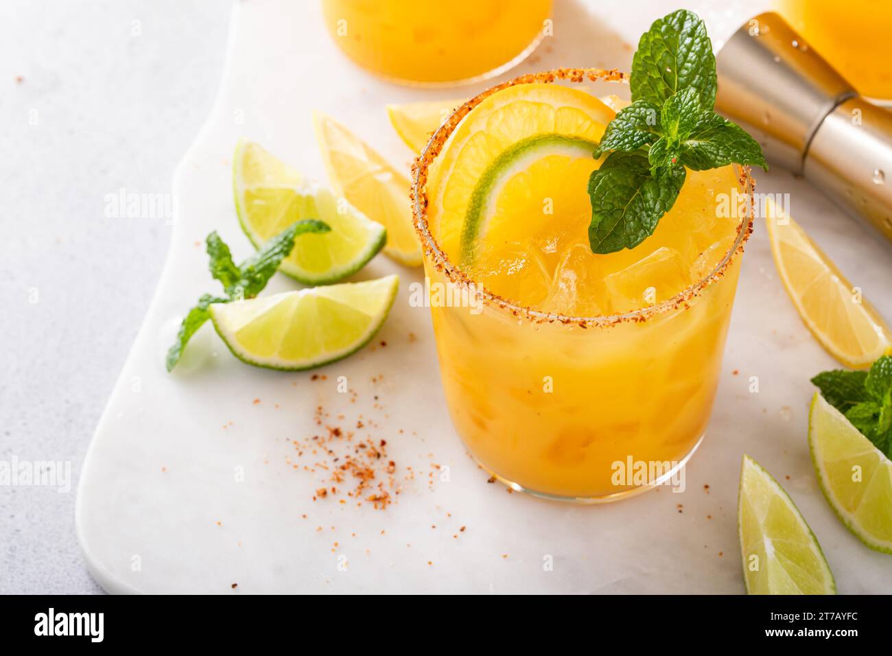 margarita à l'orange et au citron vert avec du piment sur le bord, cocktail de margarita tropicale rafraîchissante épicée Banque D'Images