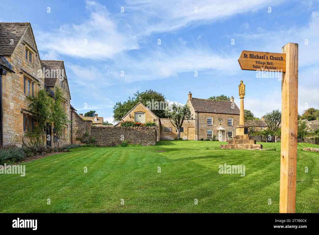 Cottages en pierre entourant le vert dans le village Cotswold de Guiting Power, Gloucestershire, Angleterre Royaume-Uni Banque D'Images