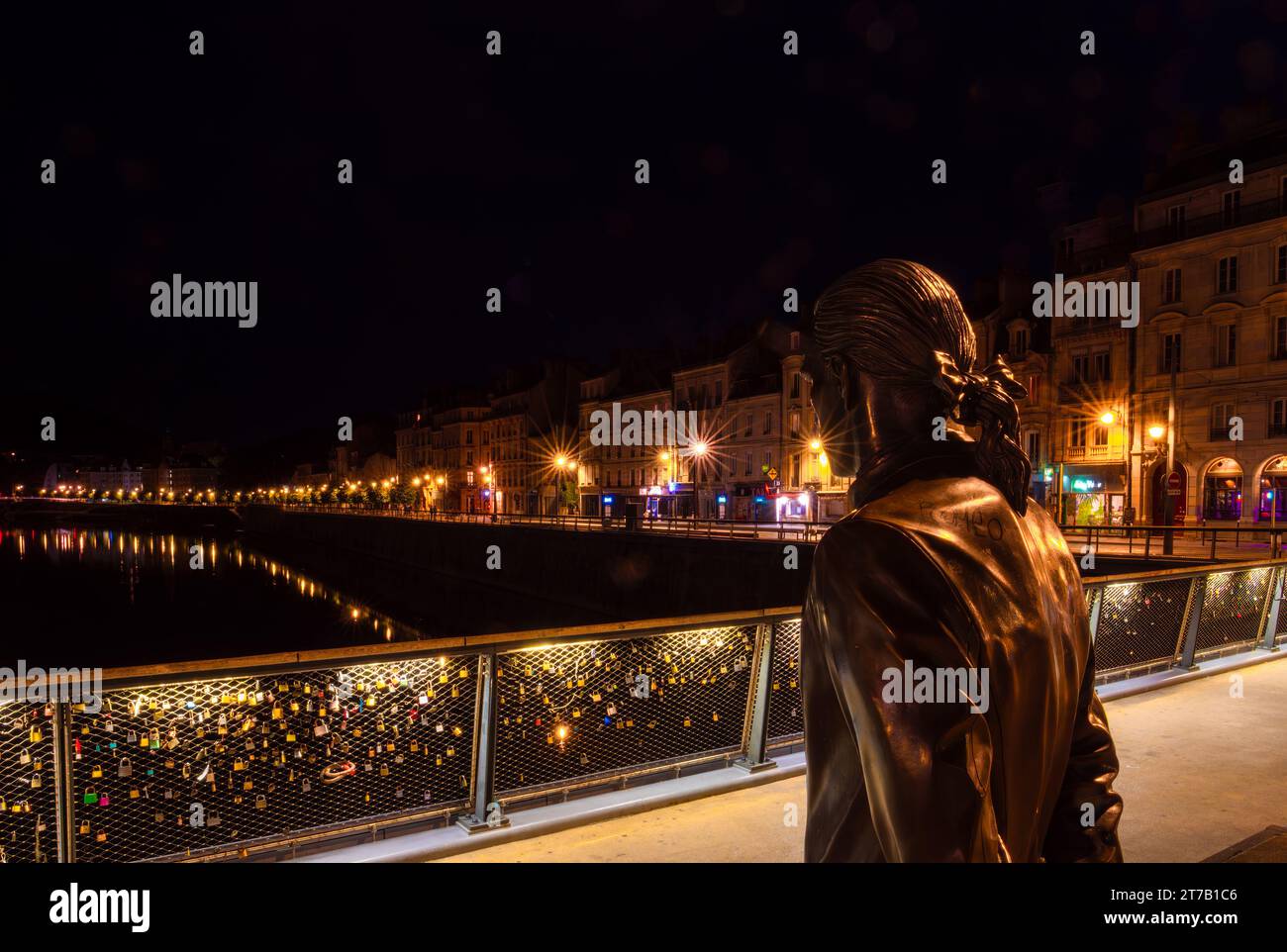 Besançon, France - 7 août 2023 : statue grandeur nature de Jouffroy d'Abbans sur le Pont battant observant le Quai Vauban, le Doubs et la Chaudanne Banque D'Images
