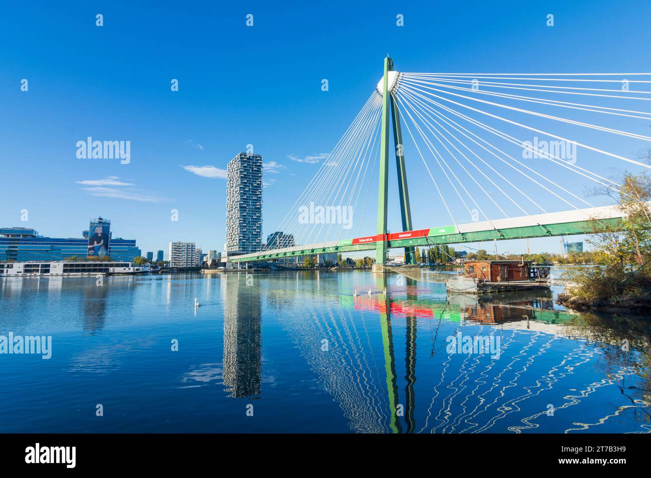 Vienne : rivière Donau (Danube), pont Donaustadtbrücke du métro U2, bateau de pêche au filet Daubel, bateau de croisière, cygnes muets, tour de la Marina en 02. Lepoldstadt, Banque D'Images