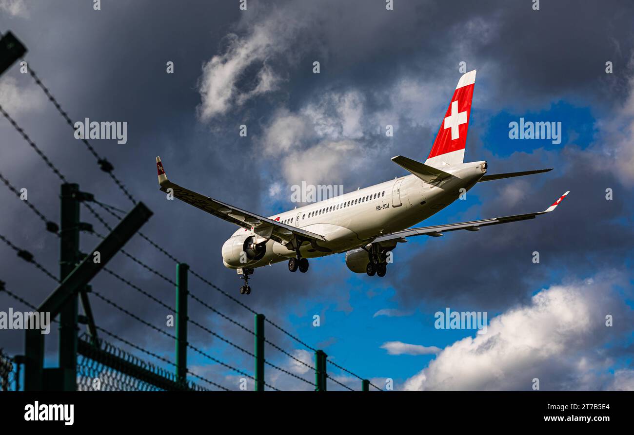 Swiss International Airlines Ein Airbus A220-300 von Swiss International Airlines befindet sich im Landeanflug auf die piste 28 des Flughafen Zürich. Immatriculation HB-JCU. Zürich, Suisse, 02.10.2022 *** Swiss International Airlines un Airbus A220 300 de Swiss International Airlines approche de la piste 28 de l'aéroport de Zurich immatriculation HB JCU Zurich, Suisse, 02 10 2022 crédit : Imago/Alamy Live News Banque D'Images