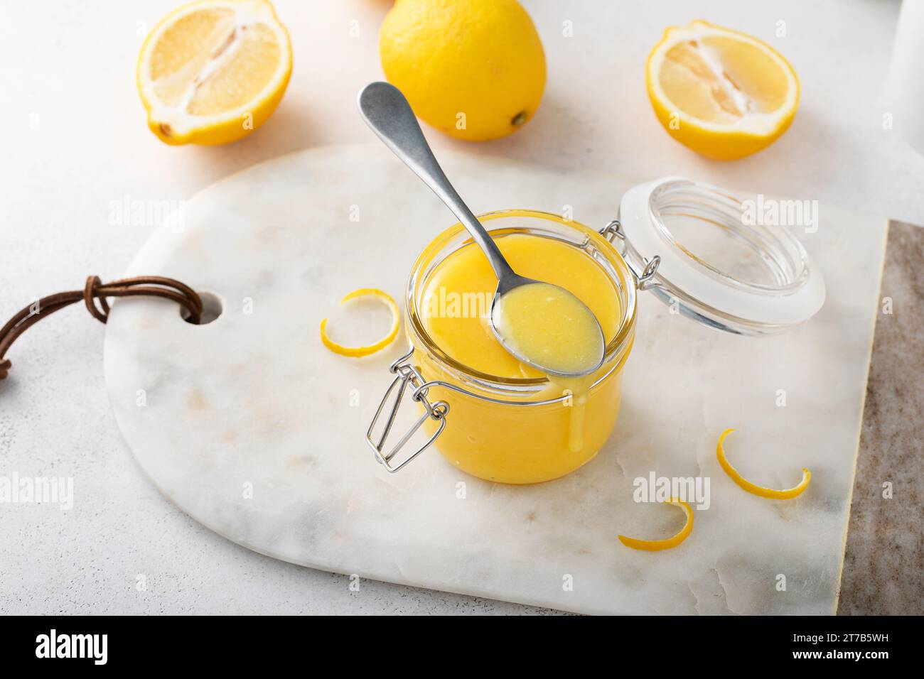 Caillé de citron fraîchement préparé dans un bocal, dessert maison ou garniture Banque D'Images