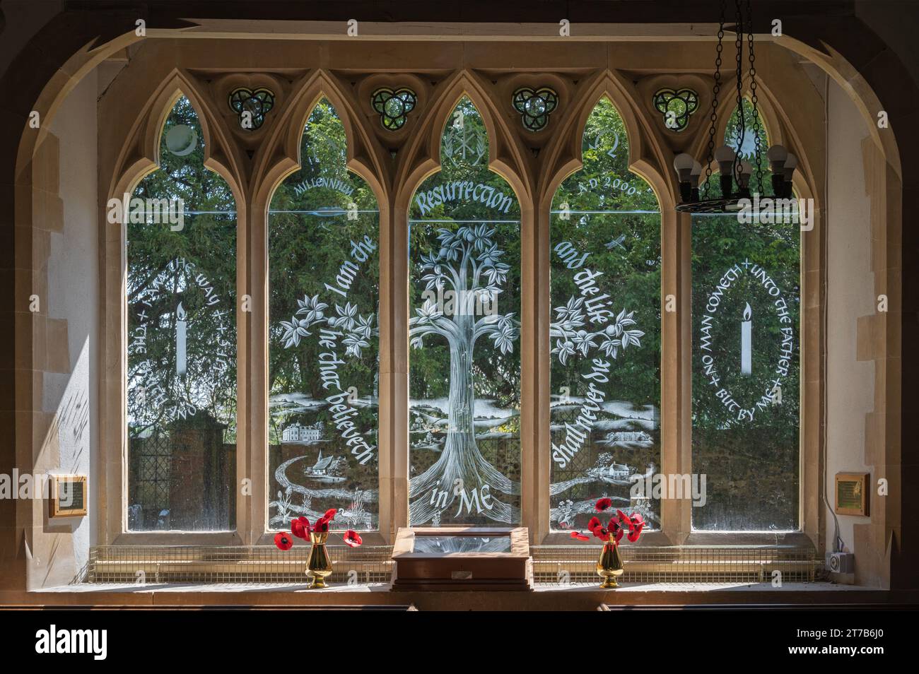 La fenêtre du millénaire dans l'église de Saint-Pierre et Sainte-Croix, Wherwell, Hampshire, Angleterre, Royaume-Uni Banque D'Images