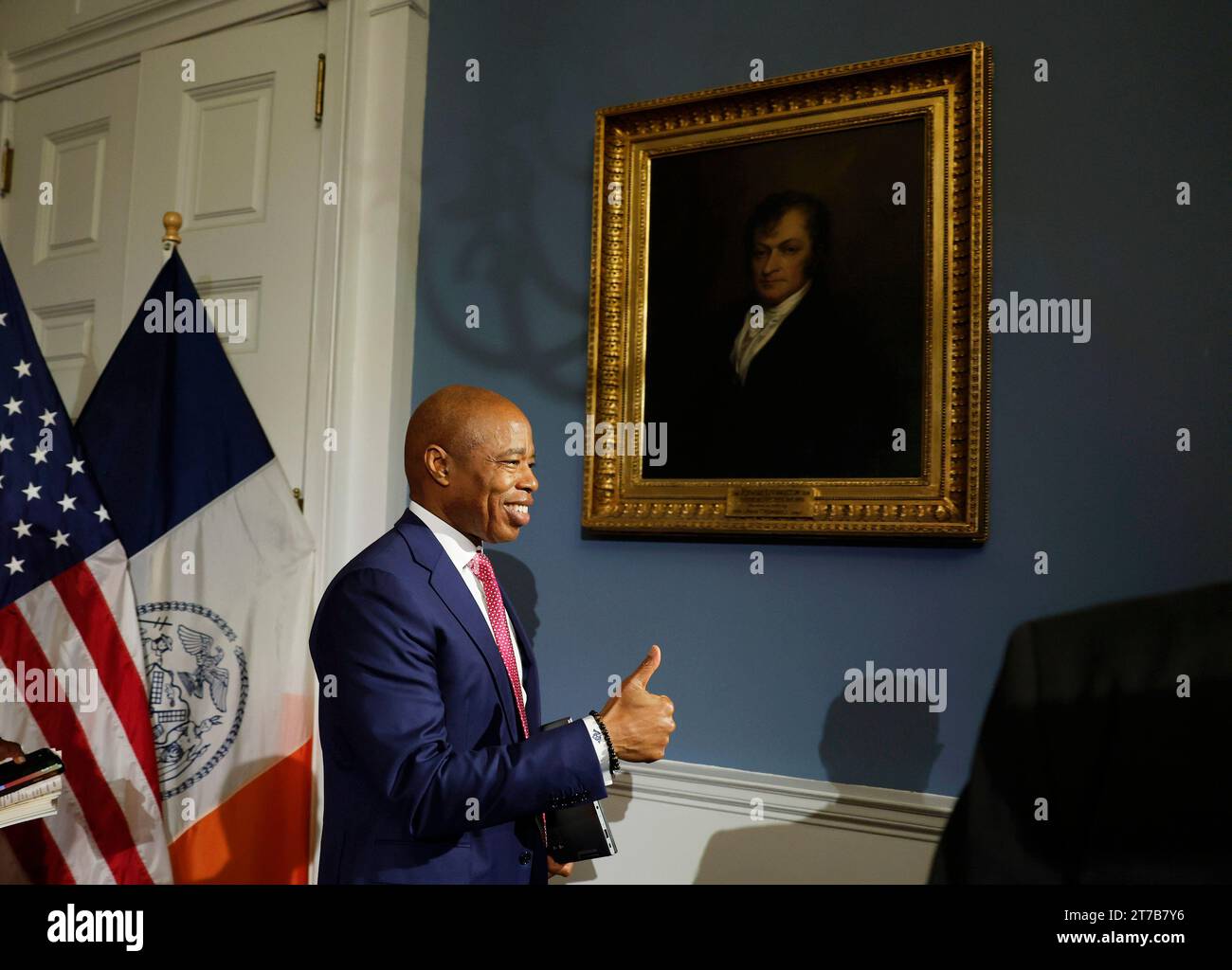 New York, États-Unis. 14 novembre 2023. Le maire de New York Adams part après un point de presse en personne à l'hôtel de ville de New York le mardi 14 novembre 2023. Le maire Adams est actuellement sous une enquête du FBI qui étudie l'argent de la campagne et l'influence étrangère possible. Photo de John Angelillo/UPI crédit : UPI/Alamy Live News Banque D'Images