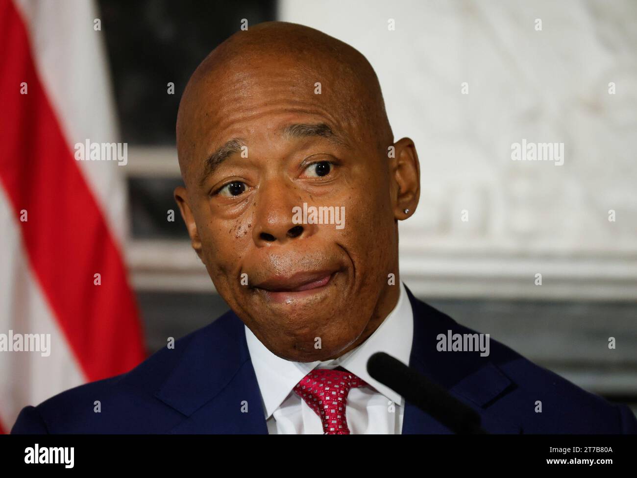 New York, États-Unis. 14 novembre 2023. Le maire de New York Adams écoute une question lors d'un point de presse en personne à l'hôtel de ville de New York le mardi 14 novembre 2023. Le maire Adams est actuellement sous une enquête du FBI qui étudie l'argent de la campagne et l'influence étrangère possible. Photo de John Angelillo/UPI crédit : UPI/Alamy Live News Banque D'Images