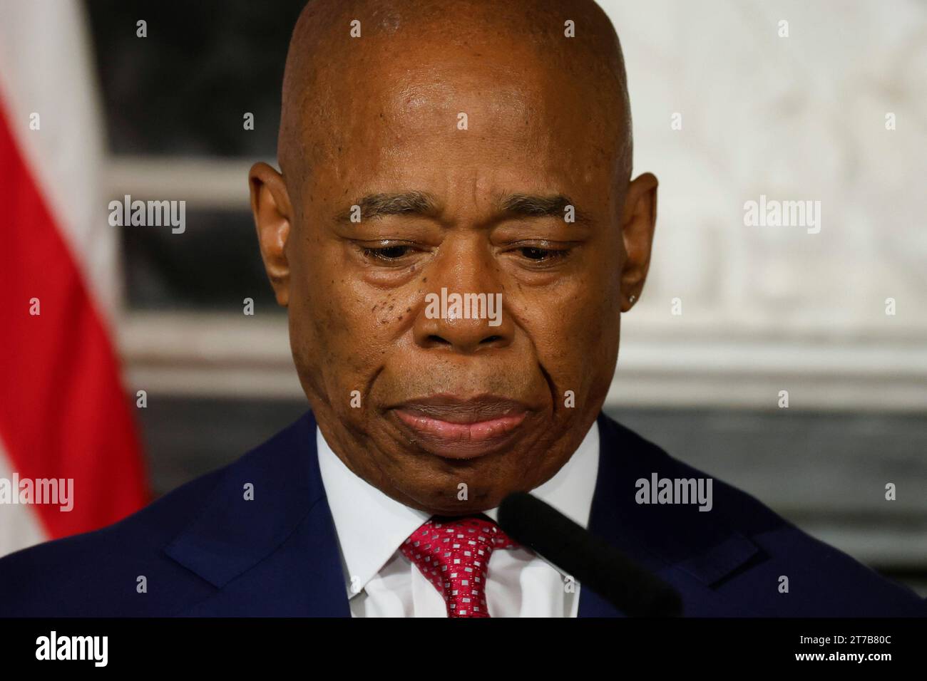 New York, États-Unis. 14 novembre 2023. Le maire de New York Adams écoute une question lors d'un point de presse en personne à l'hôtel de ville de New York le mardi 14 novembre 2023. Le maire Adams est actuellement sous une enquête du FBI qui étudie l'argent de la campagne et l'influence étrangère possible. Photo de John Angelillo/UPI crédit : UPI/Alamy Live News Banque D'Images