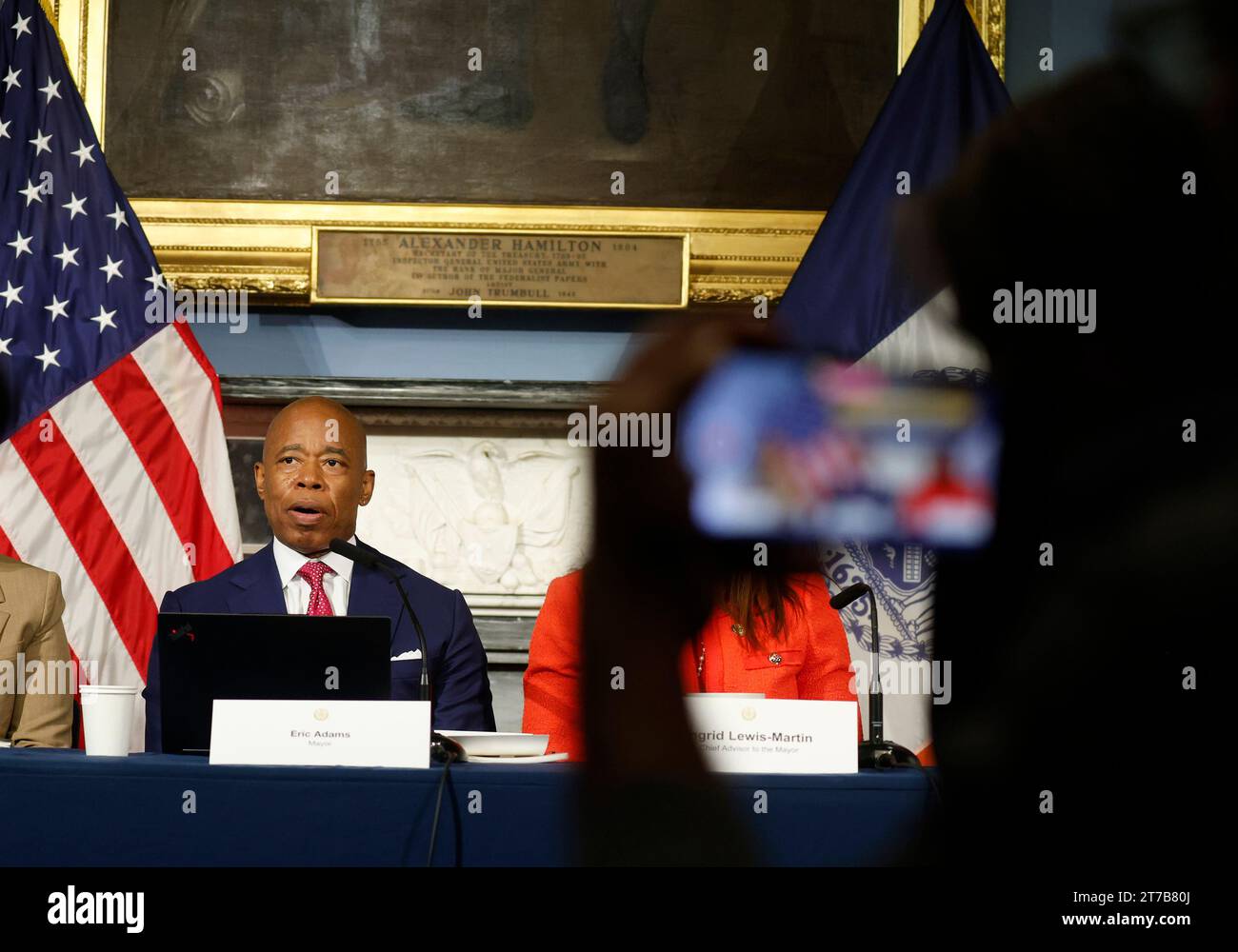 New York, États-Unis. 14 novembre 2023. Le maire de New York Adams répond aux questions lors d'un point de presse en personne à l'hôtel de ville de New York, le mardi 14 novembre 2023. Le maire Adams est actuellement sous une enquête du FBI qui étudie l'argent de la campagne et l'influence étrangère possible. Photo de John Angelillo/UPI crédit : UPI/Alamy Live News Banque D'Images