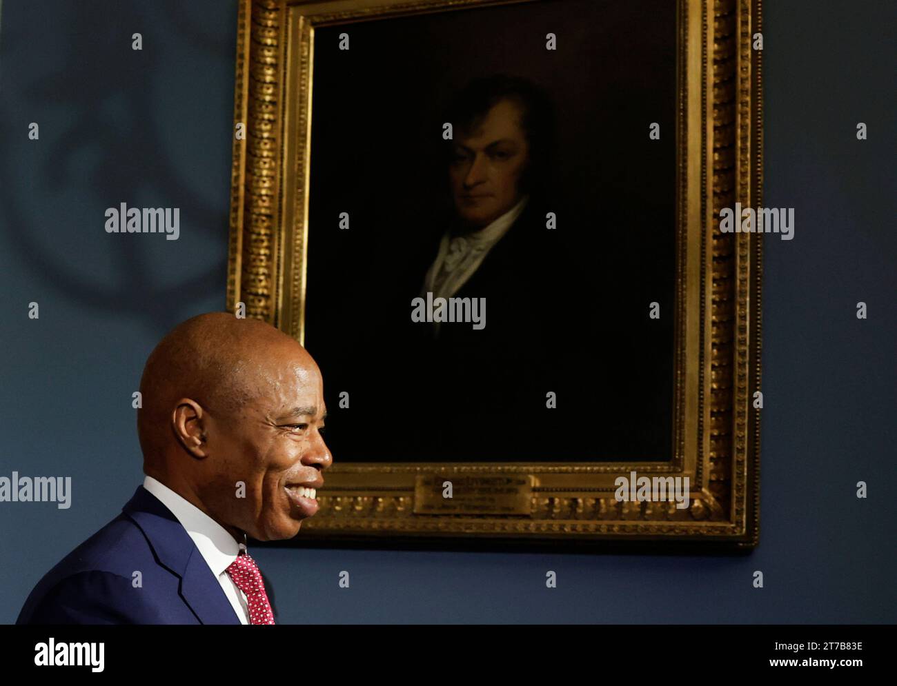 New York, États-Unis. 14 novembre 2023. Le maire de New York Adams part après un point de presse en personne à l'hôtel de ville de New York le mardi 14 novembre 2023. Le maire Adams est actuellement sous une enquête du FBI qui étudie l'argent de la campagne et l'influence étrangère possible. Photo de John Angelillo/UPI crédit : UPI/Alamy Live News Banque D'Images