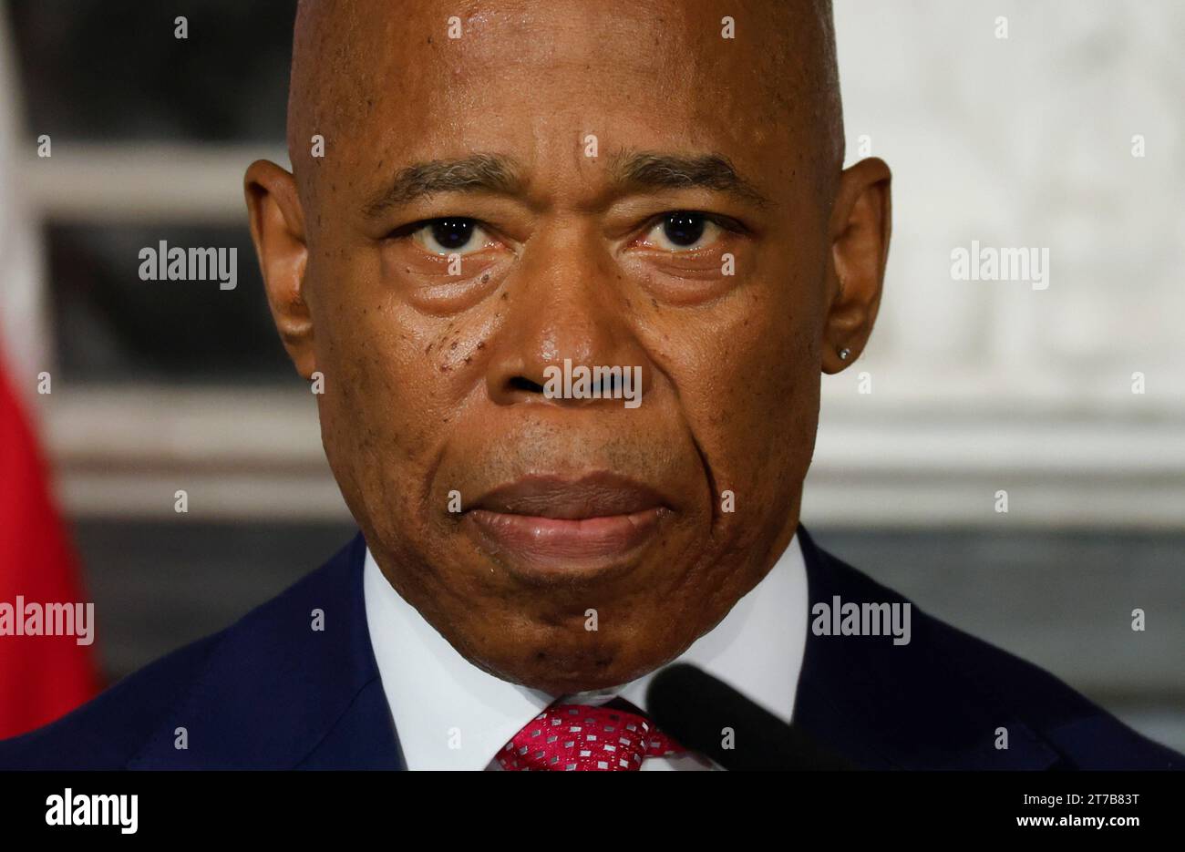 New York, États-Unis. 14 novembre 2023. Le maire de New York Adams écoute une question lors d'un point de presse en personne à l'hôtel de ville de New York le mardi 14 novembre 2023. Le maire Adams est actuellement sous une enquête du FBI qui étudie l'argent de la campagne et l'influence étrangère possible. Photo de John Angelillo/UPI crédit : UPI/Alamy Live News Banque D'Images