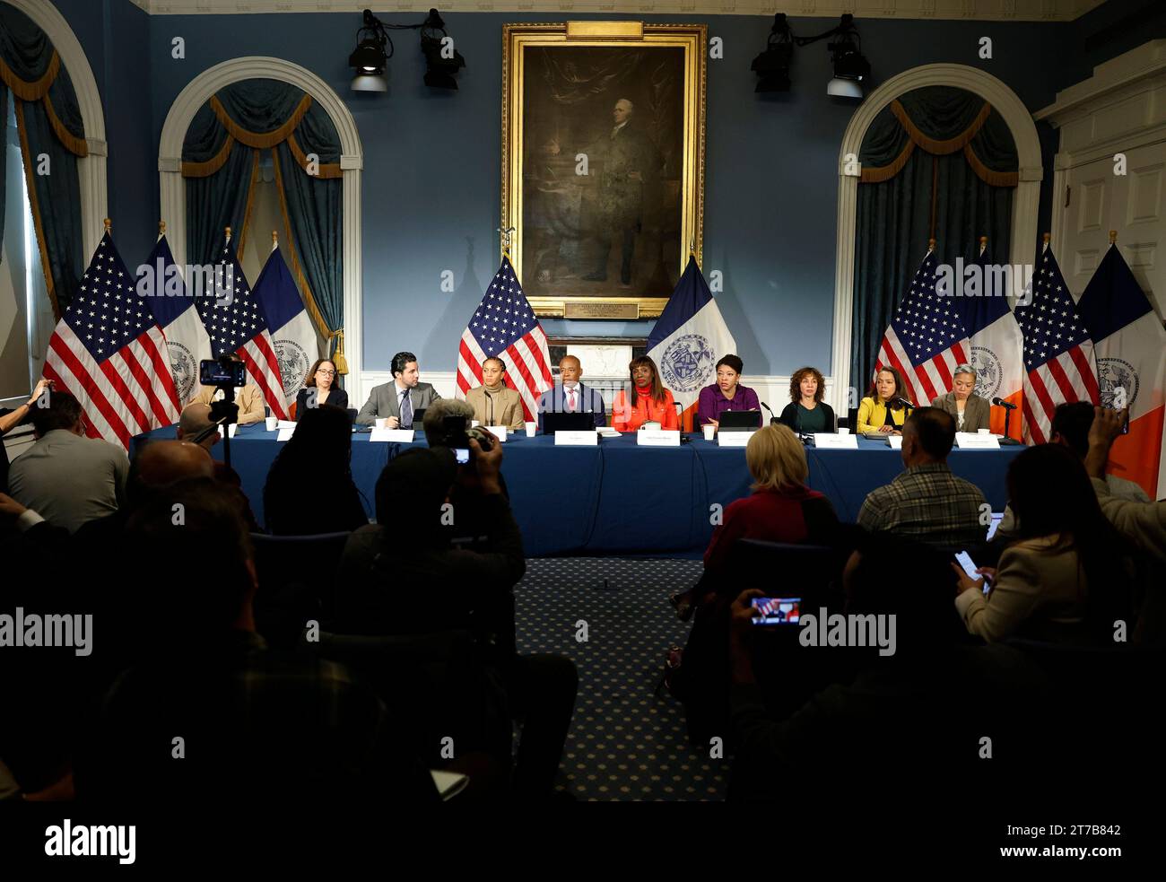 New York, États-Unis. 14 novembre 2023. Le maire de New York Adams écoute une question lors d'un point de presse en personne à l'hôtel de ville de New York le mardi 14 novembre 2023. Le maire Adams est actuellement sous une enquête du FBI qui étudie l'argent de la campagne et l'influence étrangère possible. Photo de John Angelillo/UPI crédit : UPI/Alamy Live News Banque D'Images