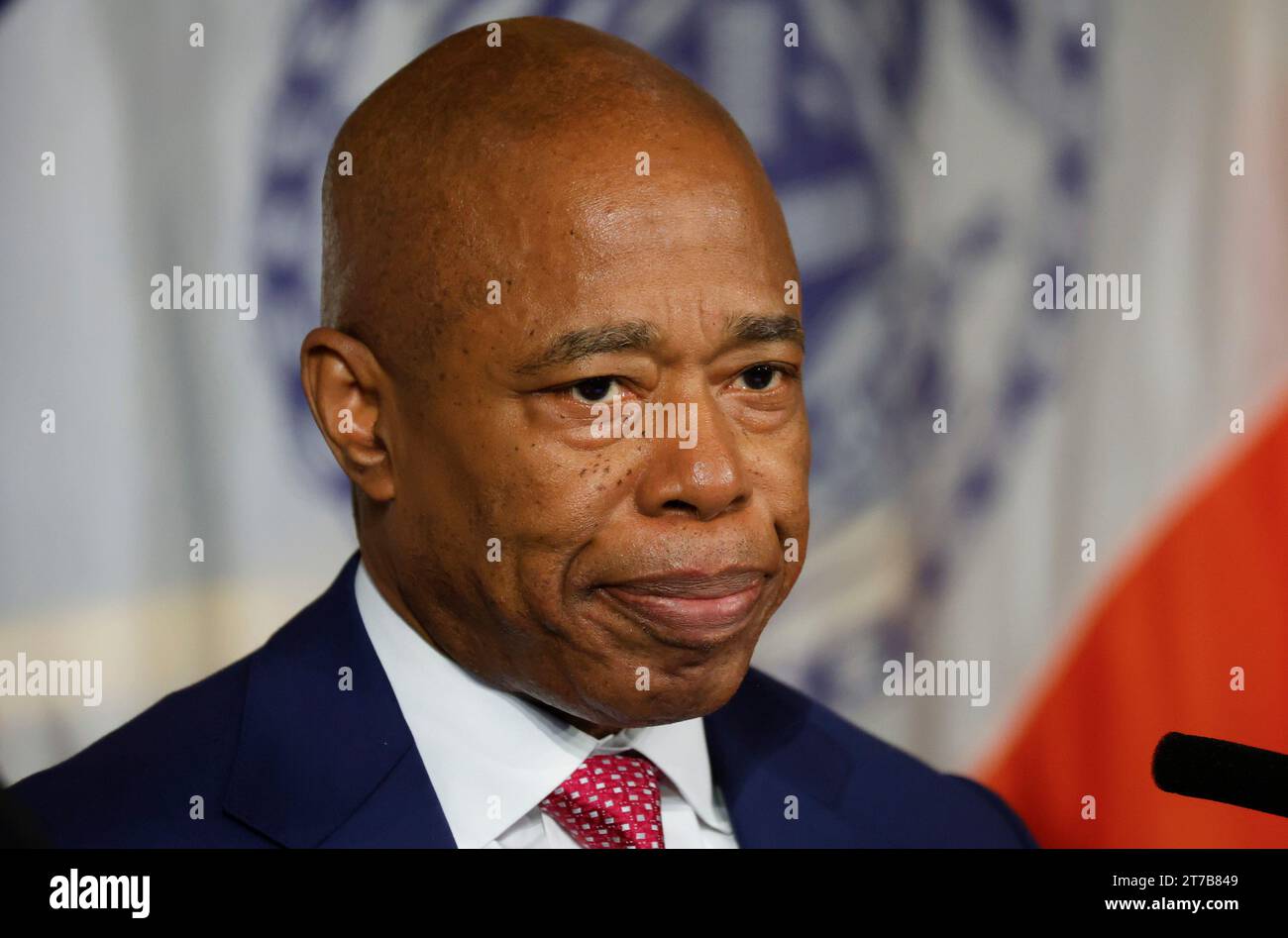 New York, États-Unis. 14 novembre 2023. Le maire de New York Adams écoute une question lors d'un point de presse en personne à l'hôtel de ville de New York le mardi 14 novembre 2023. Le maire Adams est actuellement sous une enquête du FBI qui étudie l'argent de la campagne et l'influence étrangère possible. Photo de John Angelillo/UPI crédit : UPI/Alamy Live News Banque D'Images