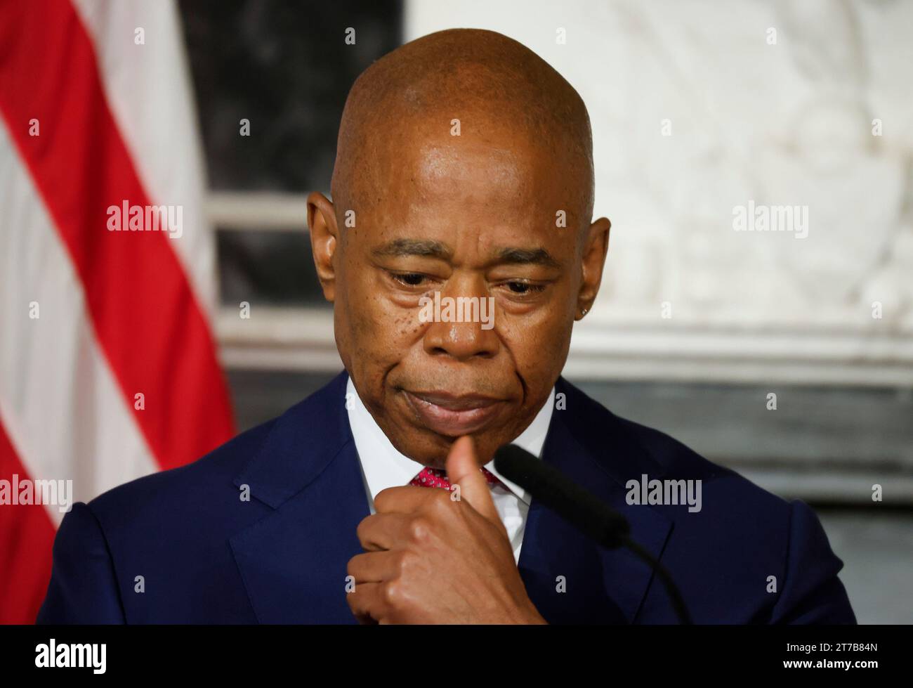 New York, États-Unis. 14 novembre 2023. Le maire de New York Adams répond aux questions lors d'un point de presse en personne à l'hôtel de ville de New York, le mardi 14 novembre 2023. Le maire Adams est actuellement sous une enquête du FBI qui étudie l'argent de la campagne et l'influence étrangère possible. Photo de John Angelillo/UPI crédit : UPI/Alamy Live News Banque D'Images