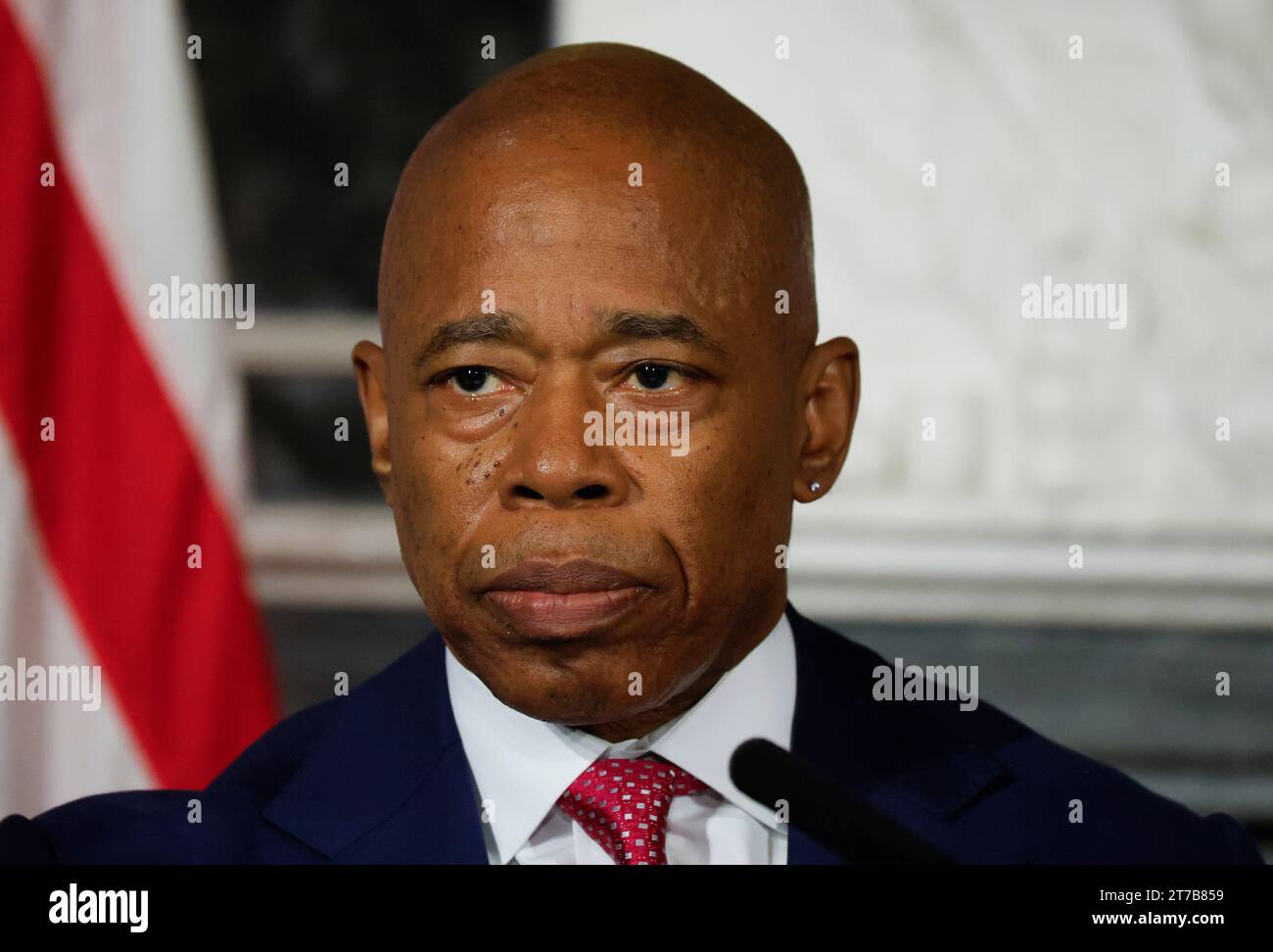 New York, États-Unis. 14 novembre 2023. Le maire de New York Adams écoute une question lors d'un point de presse en personne à l'hôtel de ville de New York le mardi 14 novembre 2023. Le maire Adams est actuellement sous une enquête du FBI qui étudie l'argent de la campagne et l'influence étrangère possible. Photo de John Angelillo/UPI crédit : UPI/Alamy Live News Banque D'Images