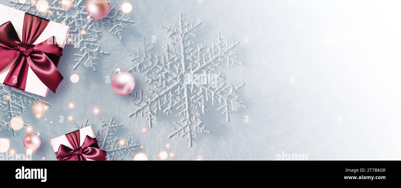 Composition de Noël. Cadeau, boules sur fond de neige blanc. Noël, hiver, concept du nouvel an. Pose à plat, vue de dessus, espace de copie Banque D'Images