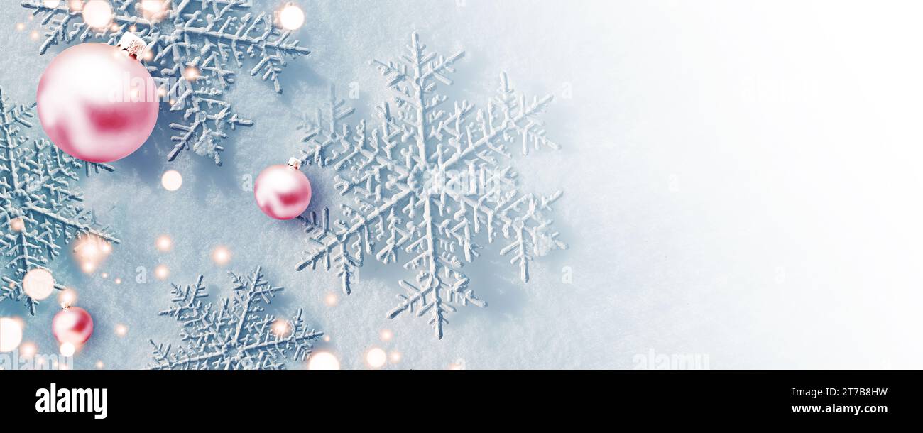 Composition de Noël. Flocons de neige, boules sur fond de neige blanc. Noël, hiver, concept du nouvel an. Pose à plat, vue de dessus, espace de copie Banque D'Images