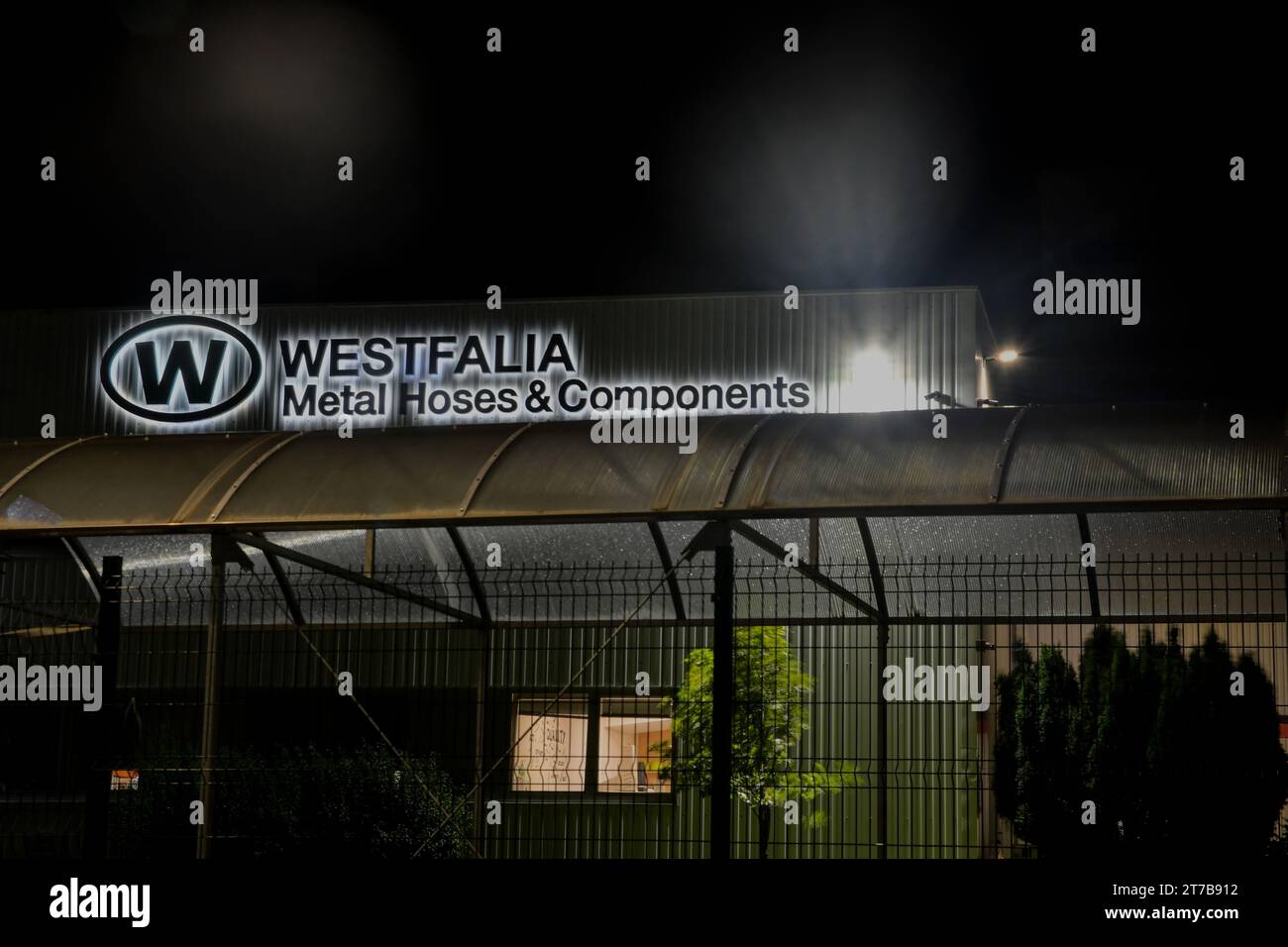 TCHÉQUIE - 29 AOÛT 2023 : logo de la société internationale Westfalia. Logo néon de Westfalia Company automobile qui produit des tuyaux métalliques pour les voitures. Banque D'Images