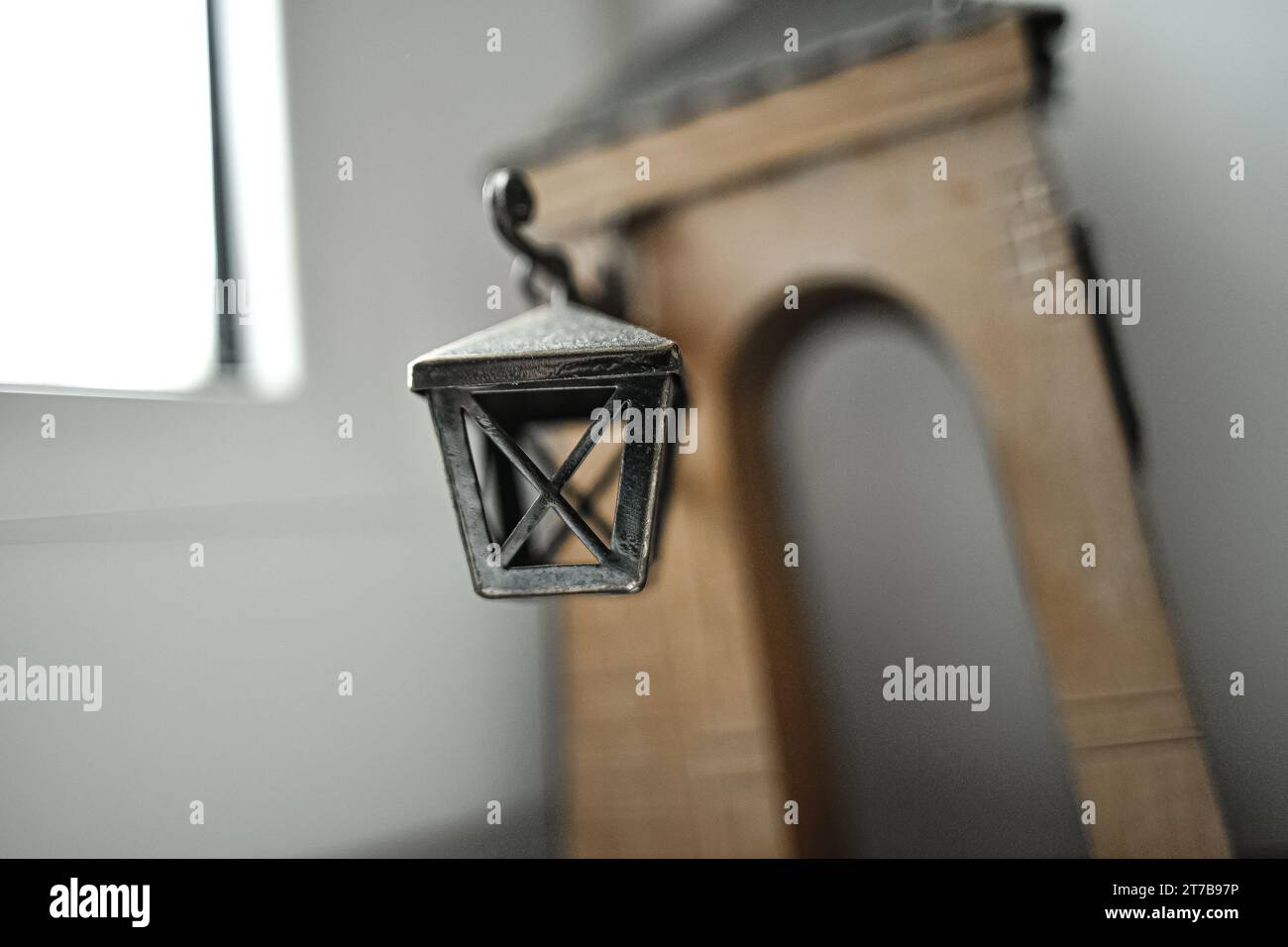 Arche de décoration en bois dans un fond. Candélabres . Lanterne. Banque D'Images