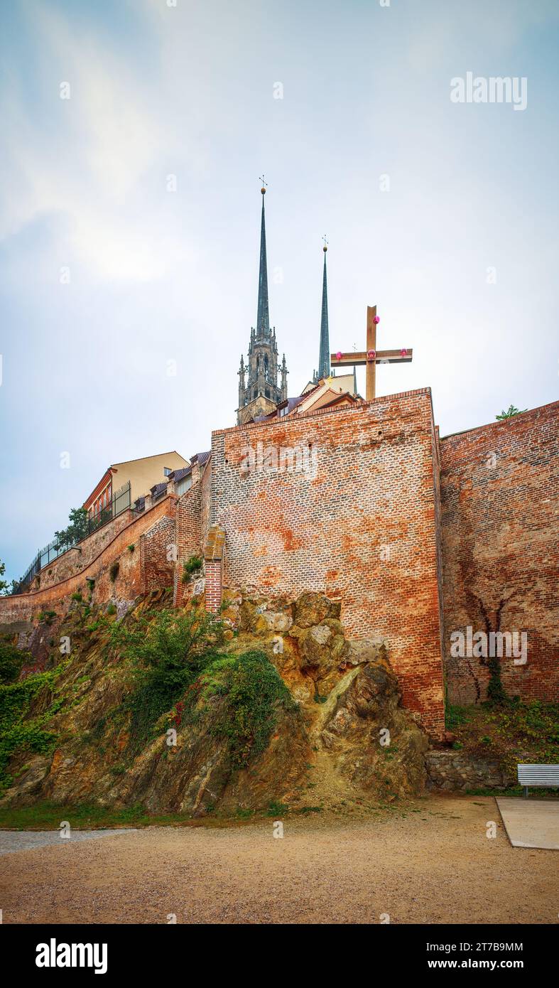 Cathédrale des Saints Pierre et Paul est situé sur la colline de Petrov à Brno en République tchèque. C'est un monument culturel national et une des tartes les plus importantes Banque D'Images