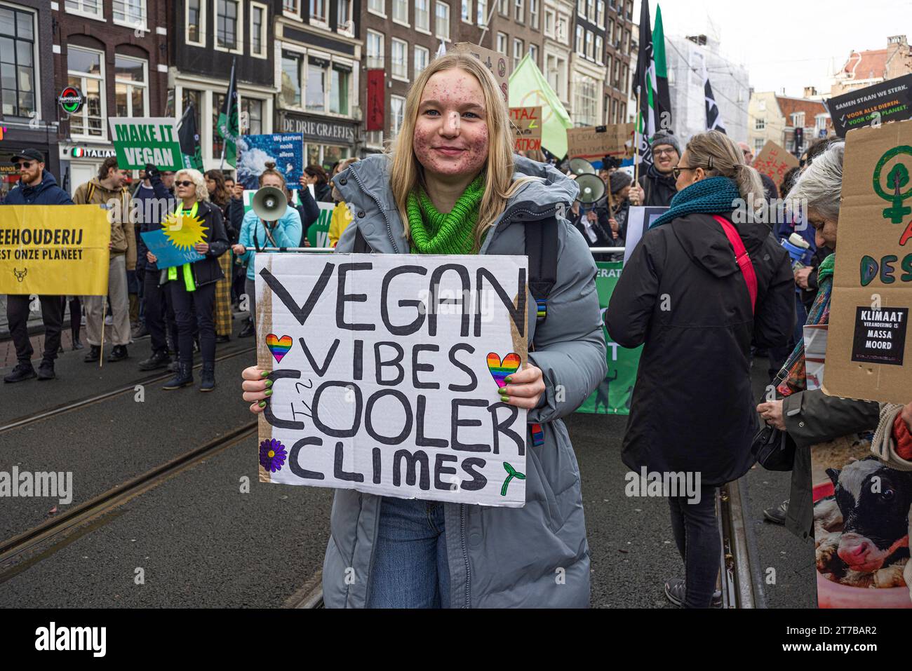 Amsterdam, pays-Bas. 12 novembre 2023. Une manifestante tient une pancarte exprimant son opinion pendant la manifestation. Environ 85 000 manifestants ont pris part à une marche pacifique sans arrestation. Cela a dépassé la démonstration climatique d'il y a deux ans qui comptait 45 000 participants. Les manifestants ont parcouru un itinéraire de la place du Dam à la Museumplein. Sur leur route, ils ont rejoint une grande marche pro-palestinienne. Parmi les marcheurs se trouvait la militante climatique suédoise Greta Thunberg, qui a ensuite prononcé un court discours sur la Museumplein. La marche a été organisée par neuf organisations, sous le nom Banque D'Images