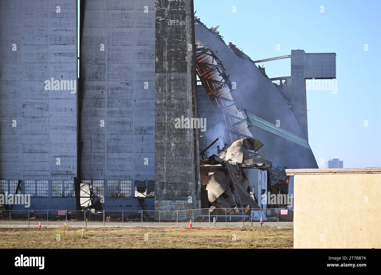 TUSTIN, CALIFORNIE - 13 NOVEMBRE 2023 : le feu du hangar Tustin MCAS Blimp, closeup et encore couvant alors que le mur nord brûle lentement. Banque D'Images