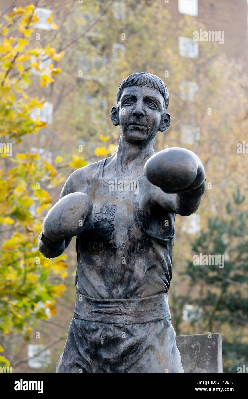 Statue de jeunesse Endeavour par Neil Wood, Brierley Hill, West Midlands, Angleterre, Royaume-Uni Banque D'Images