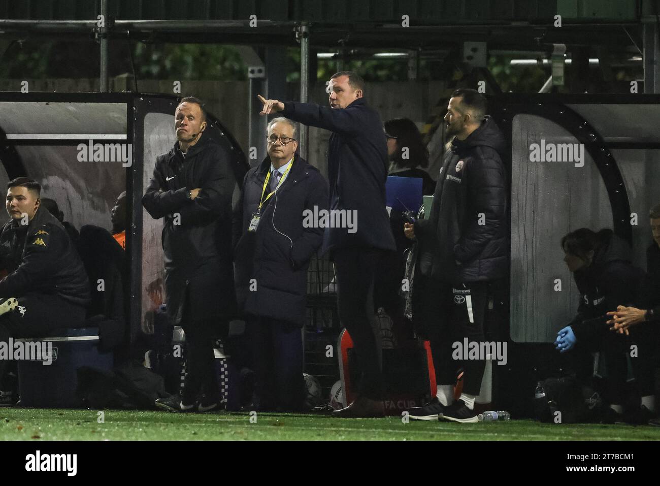 Horsham, Royaume-Uni. 14 novembre 2023. Neill Collins entraîneur-chef de Barnsley lors du match Emirates FA Cup Horsham FC vs Barnsley au Camping World Community Stadium, Horsham, Royaume-Uni, le 14 novembre 2023 (photo de Mark Cosgrove/News Images) à Horsham, Royaume-Uni le 11/14/2023. (Photo de Mark Cosgrove/News Images/Sipa USA) crédit : SIPA USA/Alamy Live News Banque D'Images