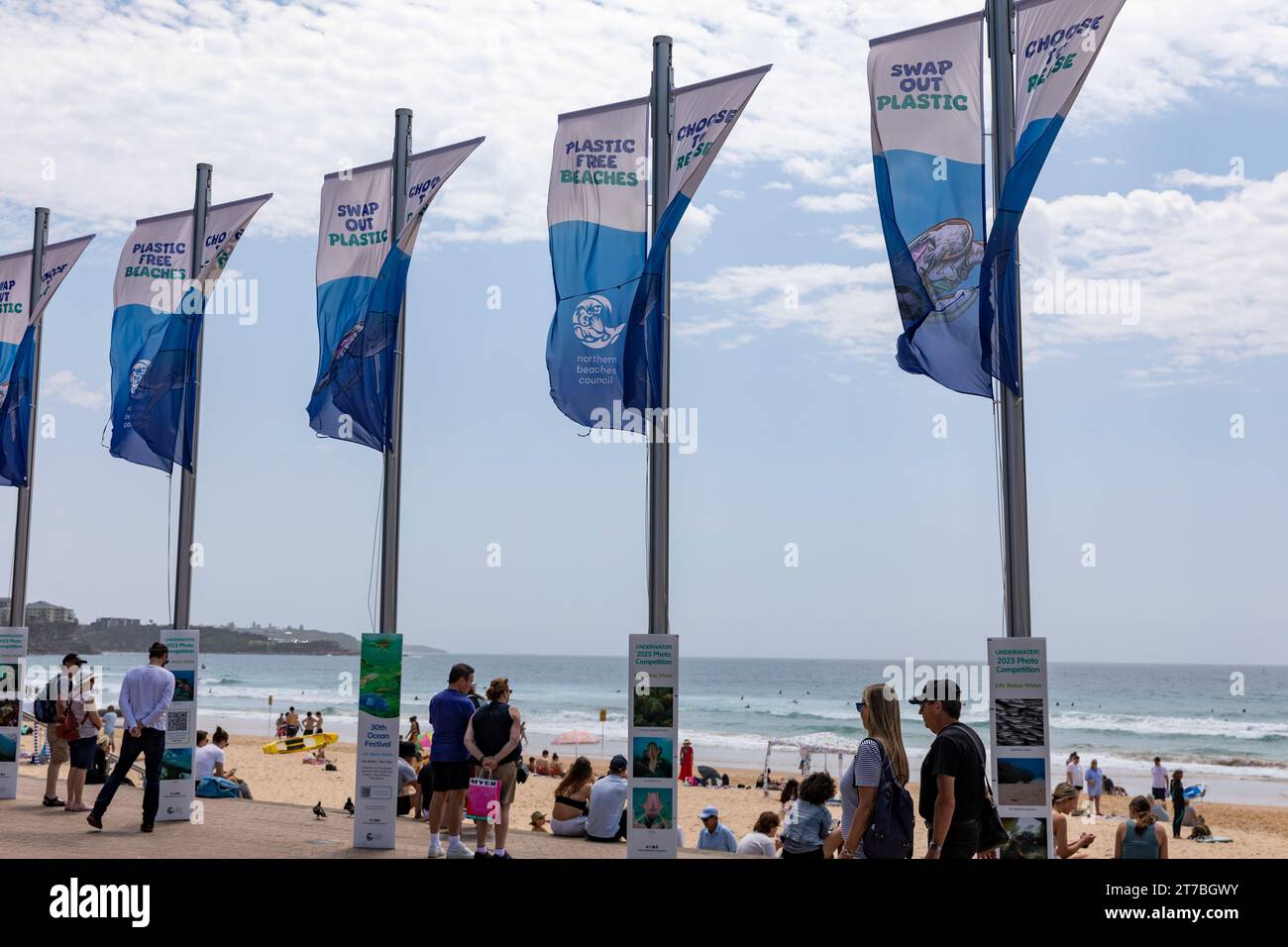 Environnement, Manly Beach à Sydney et bannières volantes du conseil local faisant la promotion des plages sans plastique, gardez le plastique hors des plages, Australie Banque D'Images