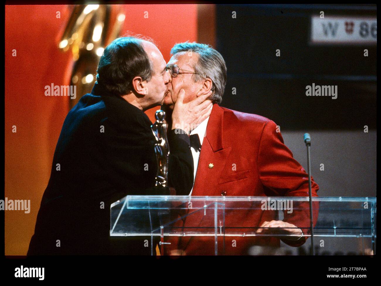 1994 : Wahre Männerfreundschaft Fotos : Leopold NEKULA/VIENNAREPORT e. U. âÖï ROMY Fernsehpreis 1995 21. Avril 1994, Hofburg, Wien . âžï Erzkomödiantsch : https://kurier.at/thema/best-of-kabarett/otto-schenk-erzkomoediantisch/31.379.498 . Bild : Otto SCHENK knutscht Alfred Böhm Otto Schenk * 12. Juni 1930 in Wien ist ein Österreichischer Schauspieler, Kabarettist, Regisseur und Intendant. Alfred Böhm * 23. März 1920 à Wien 22. Septembre 1995 à Ströblitz, Niederösterreich war ein Österreichischer Kammerschauspieler. KODAK 5037 . NIKON Super Coolscan 5000 ED . VueScan 5 . SCLNVR . 101000097 14 Banque D'Images