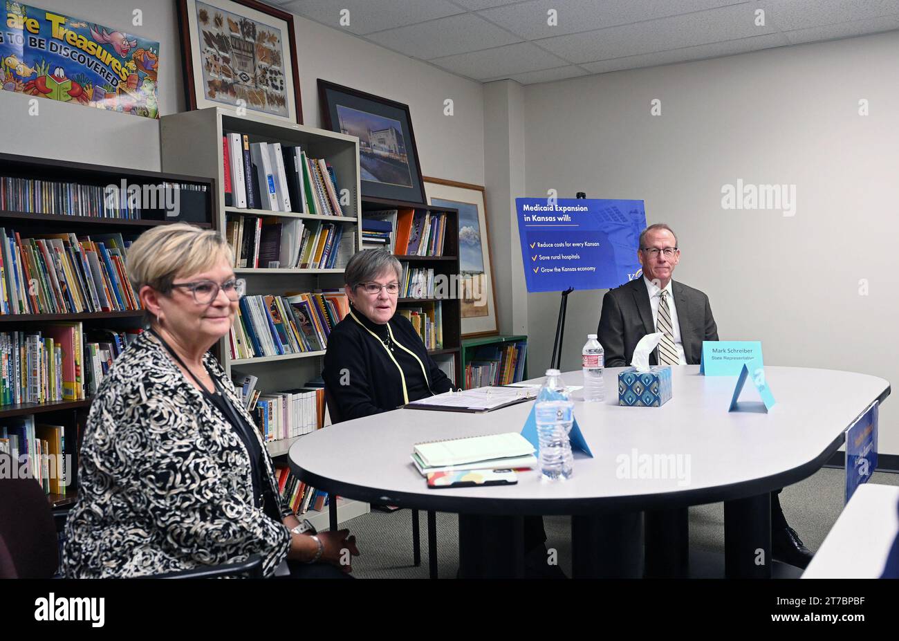 EMPORIA, KANSAS - NOVEMBRE 14, 2023 flanqué à gauche par Desiree Straight le propriétaire de la garde d’enfants familiale et à gauche par le représentant de l’État Mark Schreiber gouverneur du Kansas Laura Kelly (D) dirige une table ronde sur le besoin urgent d’expansion de Medicaid et les défis sur la garde d’enfants et la main-d’œuvre de l’État lors d’un arrêt au centre de garde d'enfants Emporia Banque D'Images