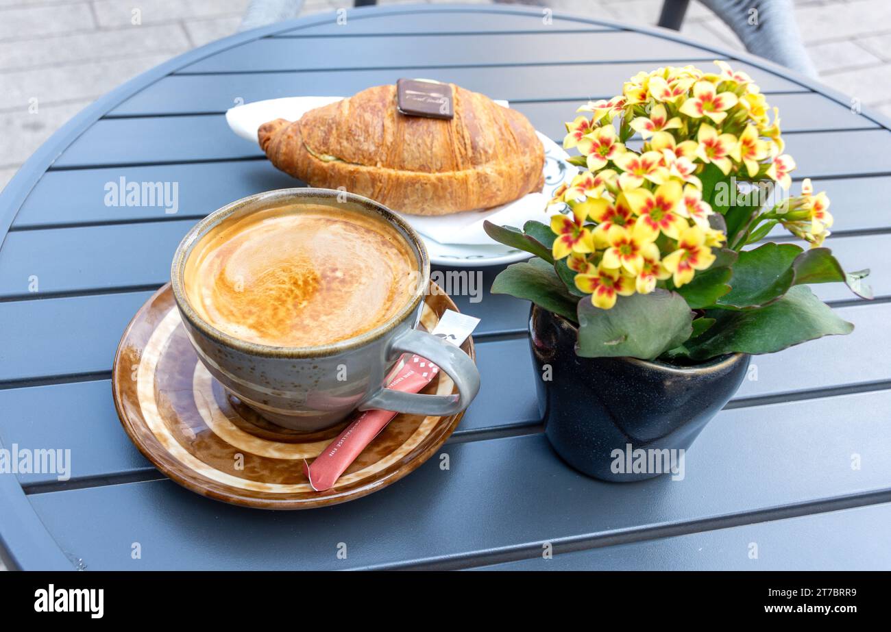 Café du matin et croissant au café, ville haute, ville de Luxembourg, Luxembourg Banque D'Images