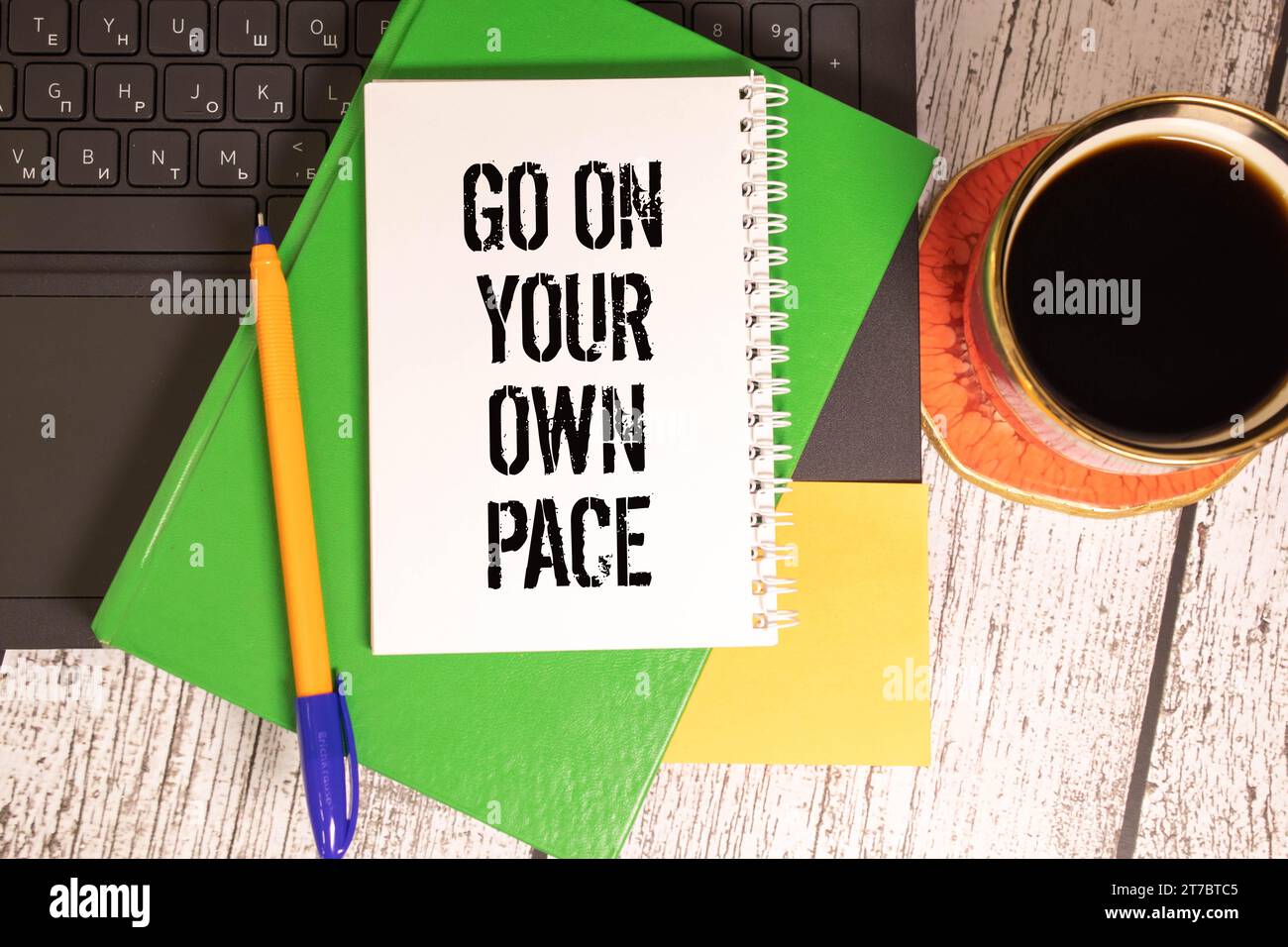 Effet rétro et image teintée d'une main de femme écrivant une note avec un stylo plume sur un bloc-notes. Le texte manuscrit va à votre propre rythme en tant que succès et evo Banque D'Images