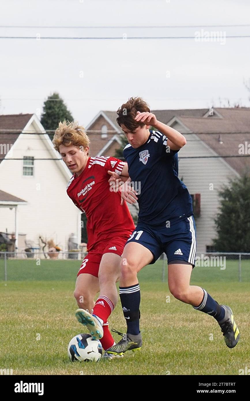 Les garçons adolescents jouent à un match de football très compétitif. Banque D'Images