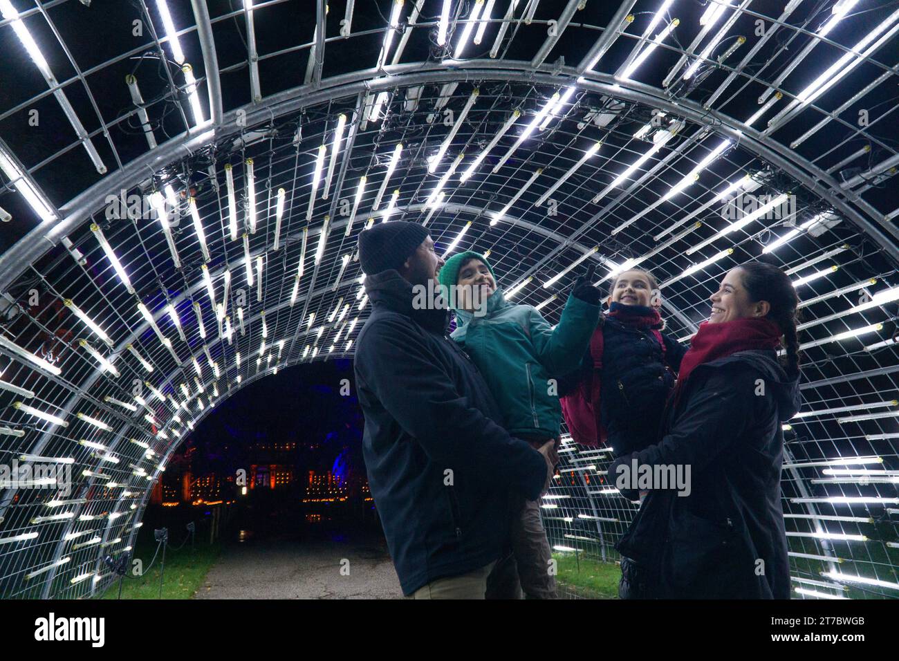 Londres, Royaume-Uni. 14 novembre 2023. Les lumières de Noël à Kew sont prêtes pour le public du 15 novembre au 7 janvier 2024. Avec 21 lumières différentes, ainsi que des arrêts repas et boissons, la grande finale est la Symphonie de Noël de musique, lumières et fontaines vues de l'autre côté de l'étang avec la Palm House en toile de fond. Crédit : Anna Watson/Alamy Live News Banque D'Images