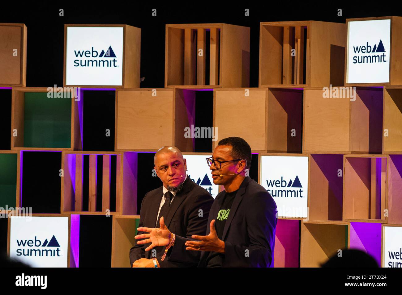 Lisboa, Portugal. 14 novembre 2023. Roberto Carlos (à gauche) et Gilberto Silva (à droite) du Brésil, conférence en direct sur la scène Q&R pendant la deuxième journée du Web Summit 2023 à l'Altice Arena de Lisbonne. (Photo Miguel Reis/SOPA Images/Sipa USA) crédit : SIPA USA/Alamy Live News Banque D'Images