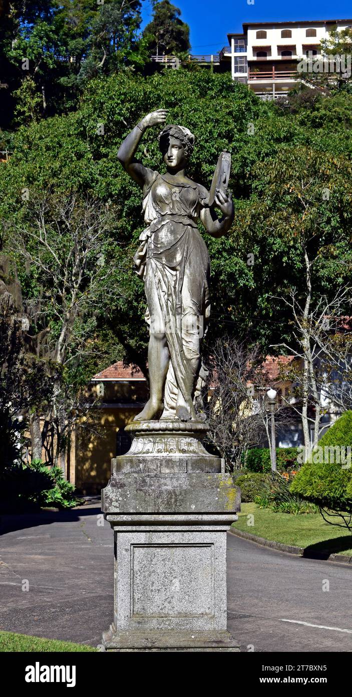 PETROPOLIS, RIO DE JANEIRO, BRÉSIL - 27 mai 2023 : sculpture décorative sur jardin tropical Banque D'Images