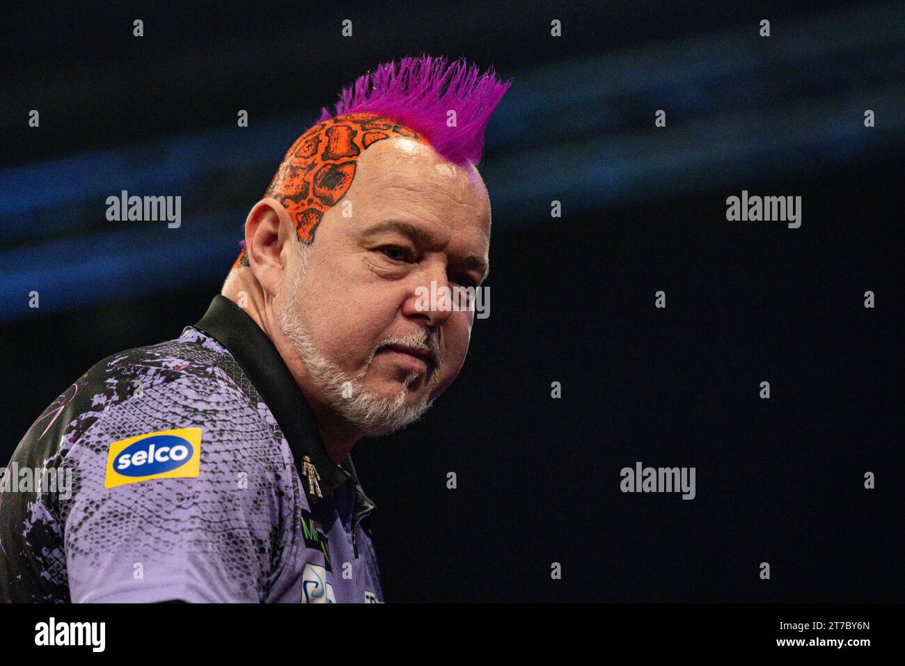 WV Active, Aldersley, Wolverhampton, Royaume-Uni. 14 novembre 2023. 2023 PDC Grand Chelem of Darts, jour 4 ; Peter Wright lance ses vols vers la foule après avoir perdu le match contre Stephen Bunting Credit : action plus Sports/Alamy Live News Banque D'Images