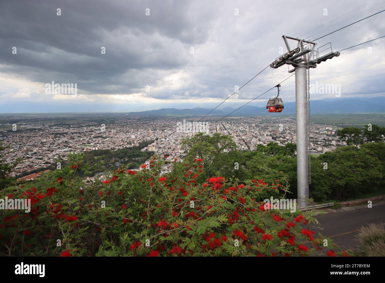 5 janvier 2022 ; Salta, Argentine. Vue du téléphérique atteignant le sommet du Cerro San Bernardo. Banque D'Images