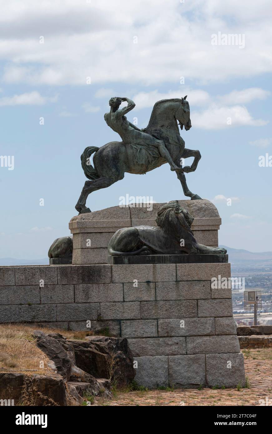 Rhodes Memorial, Cape Town, Afrique du Sud. 01.02.2023. La statue d'énergie physique d'un homme bronzé à cheval sur le site commémoratif de Rhodes, le Cap. Banque D'Images